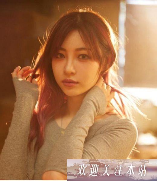 痞幼直播分享健身技巧，揭露腹肌与纹身秘密