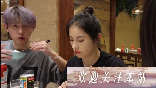 童锦成与30多位美女共聚一堂，现场惊艳无比！