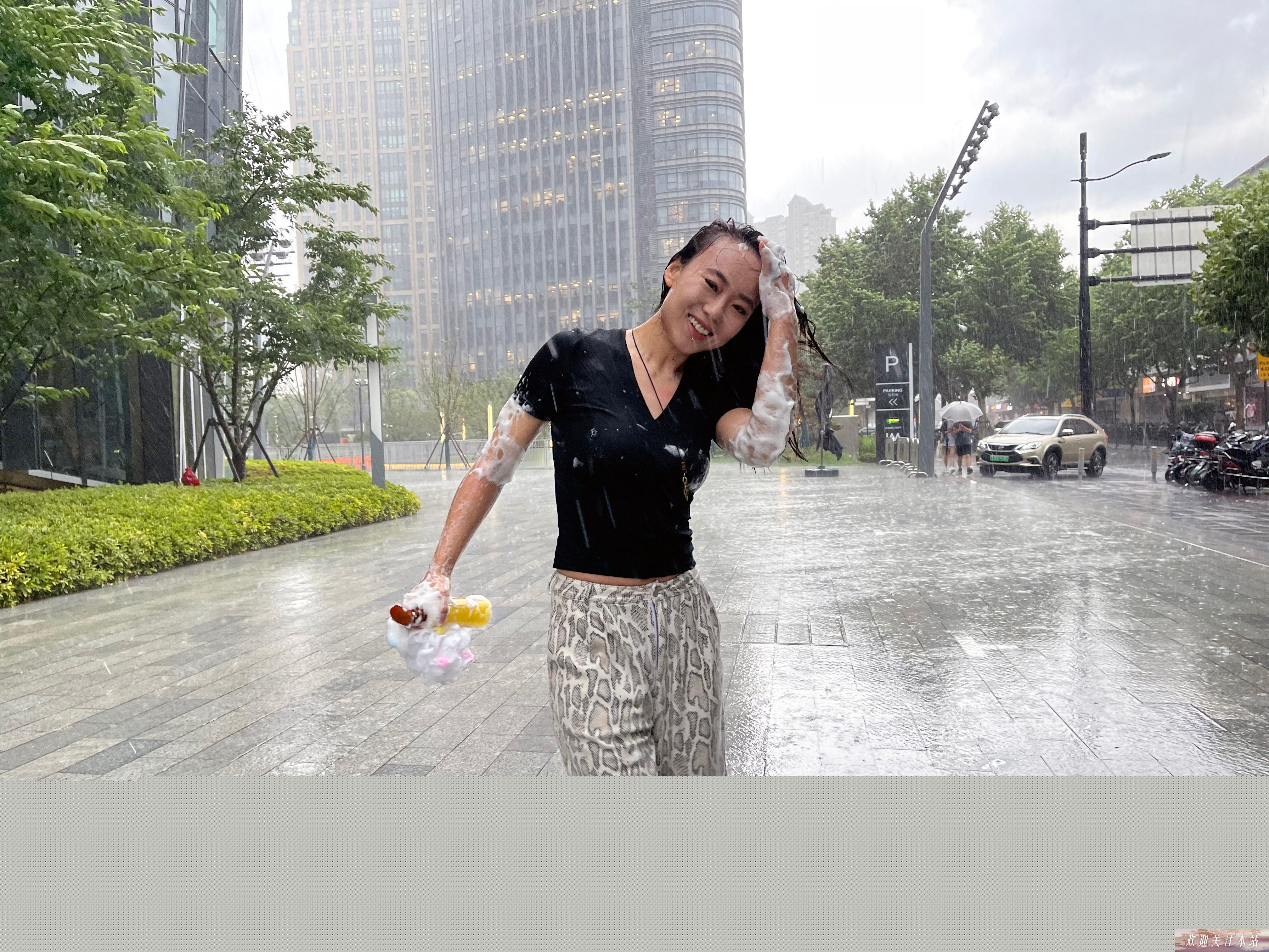 大批性感美女雨天在上海街头集体激情搓澡，洗澡媛来了？