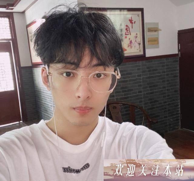 《赖神与瓜妹分手风波: 网络名人的爱情教训》