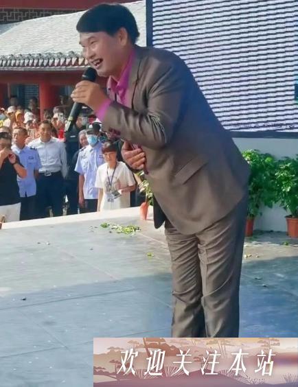 大衣哥新媳妇亮相商演，家庭与事业的双重期待