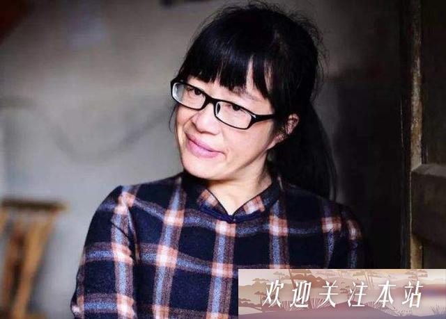 年近50余秀华拍内衣代言，与女明星同镜对此惨败，却自称很有女人味