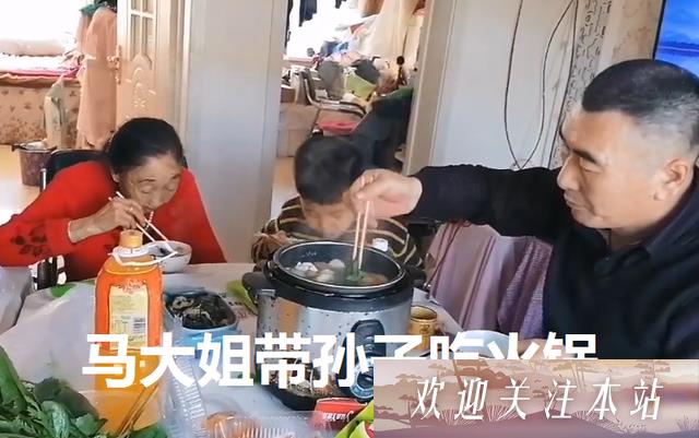 85岁马玉琴吃火锅，嚼碎放在小孙子碗中，网友：好恶心