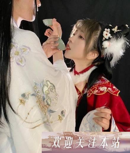 《郝一点险刮腿毛引争议，短视频界甜蜜与风险并存》