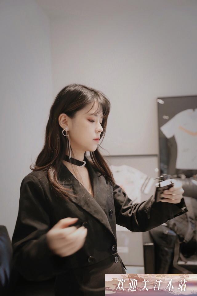 沫子六年前COS照吸引众多粉丝围观，背影杀手人气飙升！