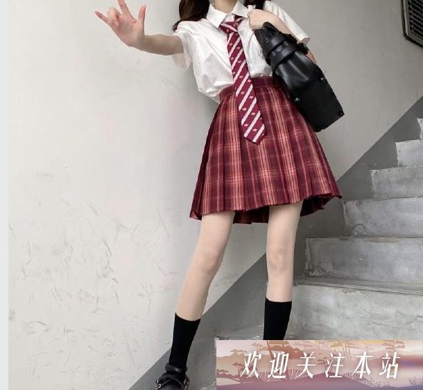 网络名人林晚晚街头骑被子，引发争议与反思