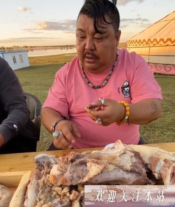 草原友情破裂：毛子哥与恩克的利益之争