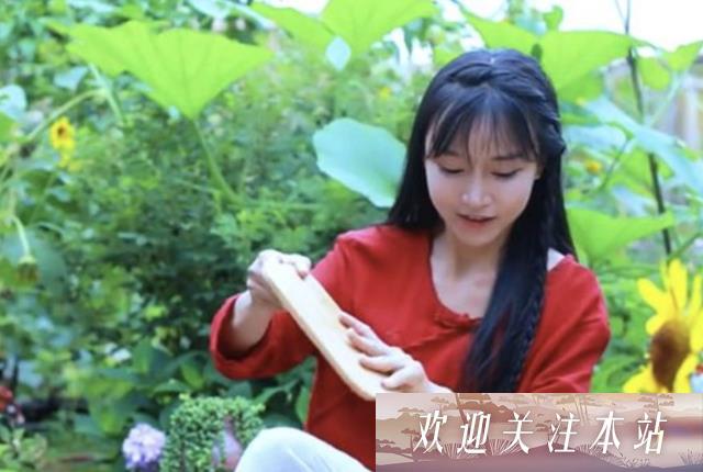 女网红在猪舍尬舞，穿红色的战服搞擦边，网民：卖猪或是卖肉？