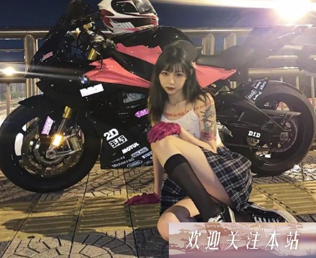 机车女神痞幼半夜发动态，没打开美颜不化妆，素颜照与路人没有区别！