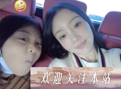 李小璐母女游环球影城，甜心可爱如小妹