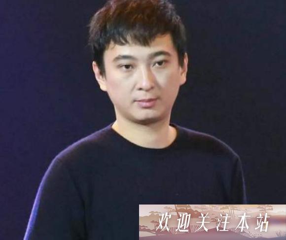 王思聪街边炒饭，奢华生活中的朴素体验