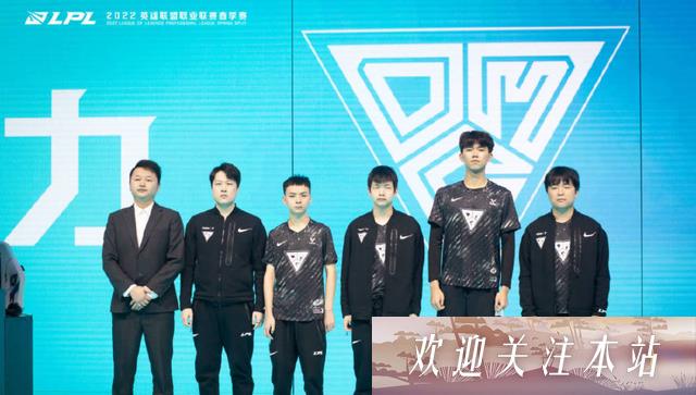 FPX逆转OMG晋级，季后赛一轮游引发球迷热议