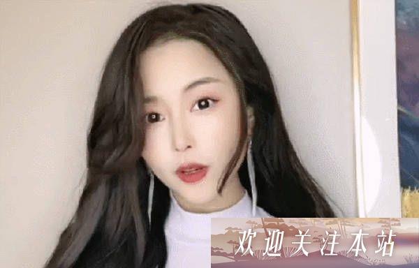 《火爆抖音的网红坦克少女：吃糖吐泡泡的美丽与实力》