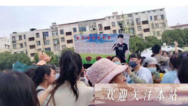 “EDG女粉丝加油趣事：为Viper考试助威引发笑谈”