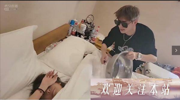 《童锦城与女主播的意外闹剧：收入曝光与乡村联欢会》